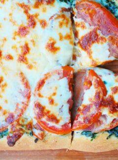 Spinach tomato pizza