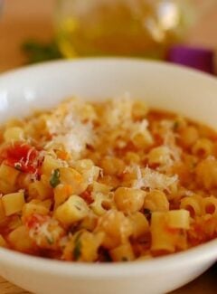 One pot pasta and chickpeas. One pot and 30 minutes to prepare. This is an easy recipe and very tasty. | joeshealthymeals.com