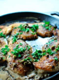 Easy chicken piccata. This is an easy recipe to make and the chicken and caper sauce is delicious. You got to make this for company! | joeshealthymeals.com