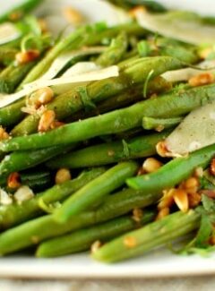 Green beans with pine nuts and Parmesan. Super delicious side dish recipe. Fresh green beans are so good! | joeshealthymeals.com