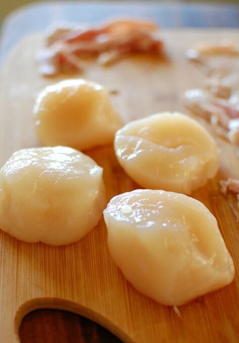 U 10 sea scallops. Extra large scallops that are so sweet and delicious! | joeshealthymeals.com