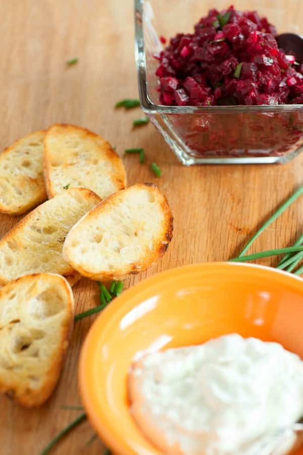 Beet tartare with baguettes.