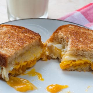 Cheese and fried egg sandwich. A yummy sandwich you will love for breakfast or lunch. | joeshealthymeals.com