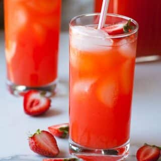 Strawberry lemonade. So refreshing on a hot summer day. | joeshealthymeals.com