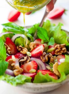 Fresh greens salad with basil mint vinaigrette. Tasty combination of flavors for a healthy salad. | joeshealthymeals.com