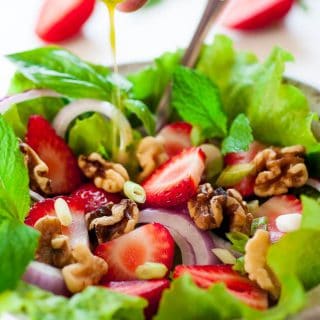 Fresh greens salad with basil mint vinaigrette. Tasty combination of flavors for a healthy salad. | joeshealthymeals.com