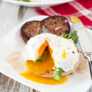 Poached egg breakfast muffin with asparagus and cheesy white sauce. | joeshealthymeals.com