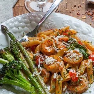 Tomato spinach pasta with spicy shrimp tastes fantastic and is easy to make. | joeshealthymeals.com