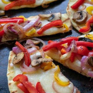 Grilled flatbread pizza recipe that's a tasty summertime treat. Easy to make with naan bread, toppings and creamy fresh mozzarella cheese. | joeshealthymeals.com