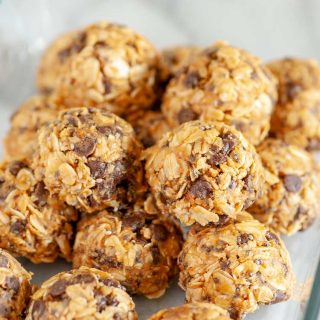 Mini chocolate chip energy bites...a great tasting treat. | joeshealthymeals.com